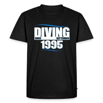 Anniversaire du plongeur - Plongée depuis septembre 1995 - T-shirt Premium bio Homme - noir - Devant - Nico (187cm)