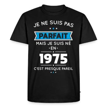 Anniversaire 50 ans - Pas parfait mais né en 1975 - T-shirt Premium bio Homme - noir - Devant - Nico (187cm)