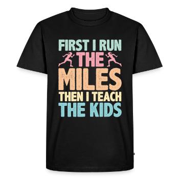 D’abord, je cours les kilomètres, puis j’enseigne aux enfants 6 - T-shirt Premium bio Homme - noir - Devant - Nico (187cm)