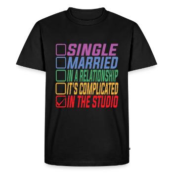 Célibataire, Marié, Dans le Studio 5 - T-shirt Premium bio Homme - noir - Devant - Nico (187cm)