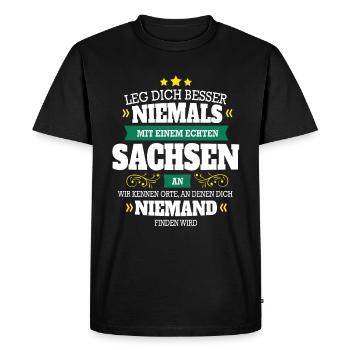 LEG DICH NIEMALS MIT EINEM SACHSEN AN GESCHENK - Männer Premium Bio T-Shirt - Schwarz - Vorne - Nico (187cm)