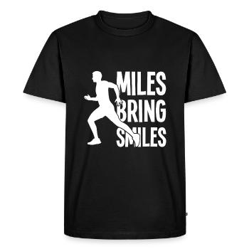 Les miles apportent des sourires - Dicton de course - T-shirt Premium bio Homme - noir - Devant - Nico (187cm)
