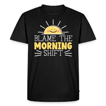 Blâmer l’employé du quart de travail du matin - T-shirt Premium bio Homme - noir - Devant - Nico (187cm)