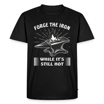 ANVIL BLACKSMITH FORGE LE FER ALORS QU’IL EST ENCORE CHAUD - T-shirt Premium bio Homme - noir - Devant - Nico (187cm)