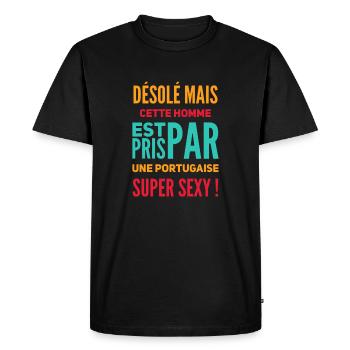 Cette homme est pris par une portugaise super sexy - T-shirt Premium bio Homme - noir - Devant - Nico (187cm)