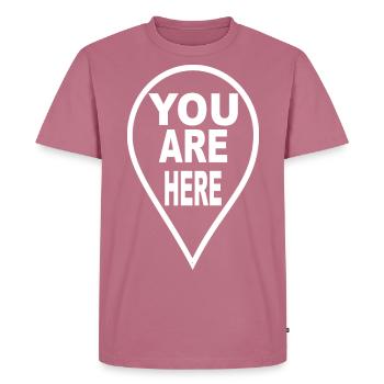 You are here - Standort - Männer Premium Bio T-Shirt - Mauve - Vorne - Nico (187cm)
