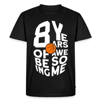 8 ANS À ÊTRE UN BASKET GÉNIAL 8E ANNIVERSAIRE - T-shirt Premium bio Homme - noir - Devant - Nico (187cm)