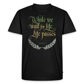 Sénèque | Pendant que nous attendons la vie, la vie passe - T-shirt Premium bio Homme - noir - Devant - Nico (187cm)
