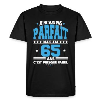 Anniversaire 65 ans - Pas parfait mais j'ai 65 ans - T-shirt Premium bio Homme - noir - Devant - Nico (187cm)