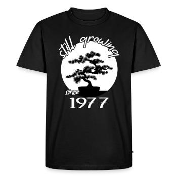 1977 Anniversaire Bonsaï arbre « Toujours en croissance » Nebari - T-shirt Premium bio Homme - noir - Devant - Nico (187cm)