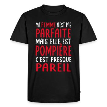 Ma femme n'est pas parfaite mais elle est pompière - T-shirt Premium bio Homme - noir - Devant - Nico (187cm)