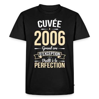 Anniversaire 18 ans - Cuvée 2006 - Cadeau Humour - T-shirt Premium bio Homme - noir - Devant - Nico (187cm)