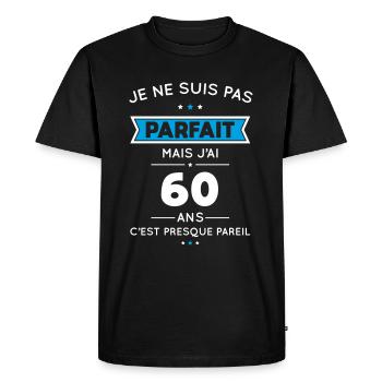 Anniversaire 60 ans - Pas parfait mais j'ai 60 ans - T-shirt Premium bio Homme - noir - Devant - Nico (187cm)