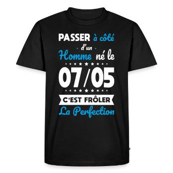 Anniversaire - Né le 7 Mai Frôler perfection - T-shirt Premium bio Homme - noir - Devant - Nico (187cm)