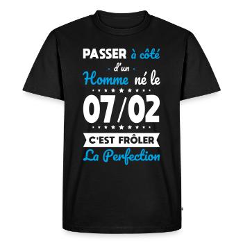 Anniversaire - Né le 7 Février Frôler perfection - T-shirt Premium bio Homme - noir - Devant - Nico (187cm)