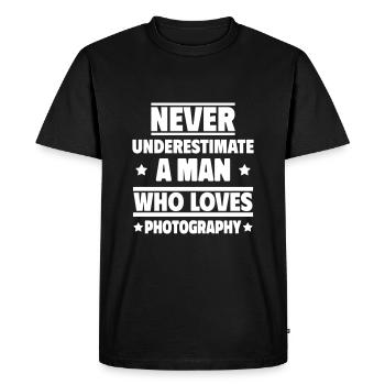 Never underestimate a man who takes pictures - Men's Premium Organic T-Shirt - black - Front - Nico (187cm)