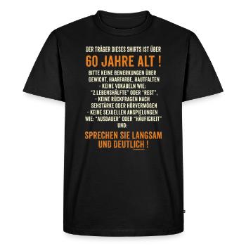 Träger dieses Shirts ist über 60 jahre alt - - Männer Premium Bio T-Shirt - Schwarz - Vorne - Nico (187cm)