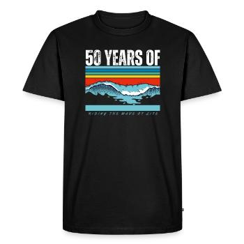 Vintage Wave - 50 ans de surfer sur les vagues de la vie » - T-shirt Premium bio Homme - noir - Devant - Nico (187cm)