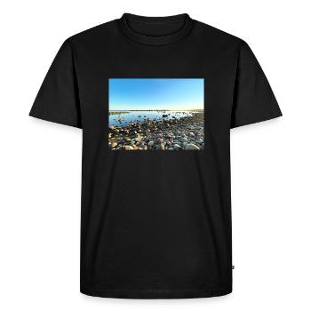 Rocky beach with calm sea and blue sky - Men's Premium Organic T-Shirt - black - Front - Nico (187cm)