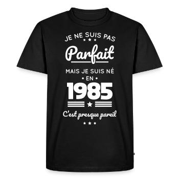 Anniversaire 40 ans - Pas parfait mais né en 1985 - T-shirt Premium bio Homme - noir - Devant - Nico (187cm)