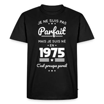 Anniversaire 50 ans - Pas parfait mais né en 1975 - T-shirt Premium bio Homme - noir - Devant - Nico (187cm)