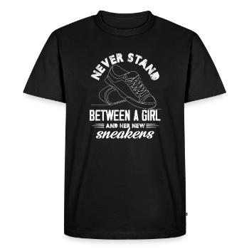 Ne vous tenez jamais entre une fille et ses nouvelles baskets - T-shirt Premium bio Homme - noir - Devant - Nico (187cm)