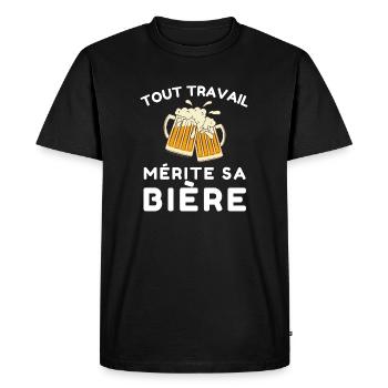 Tout travail mérite sa bière - T-shirt Premium bio Homme - noir - Devant - Nico (187cm)