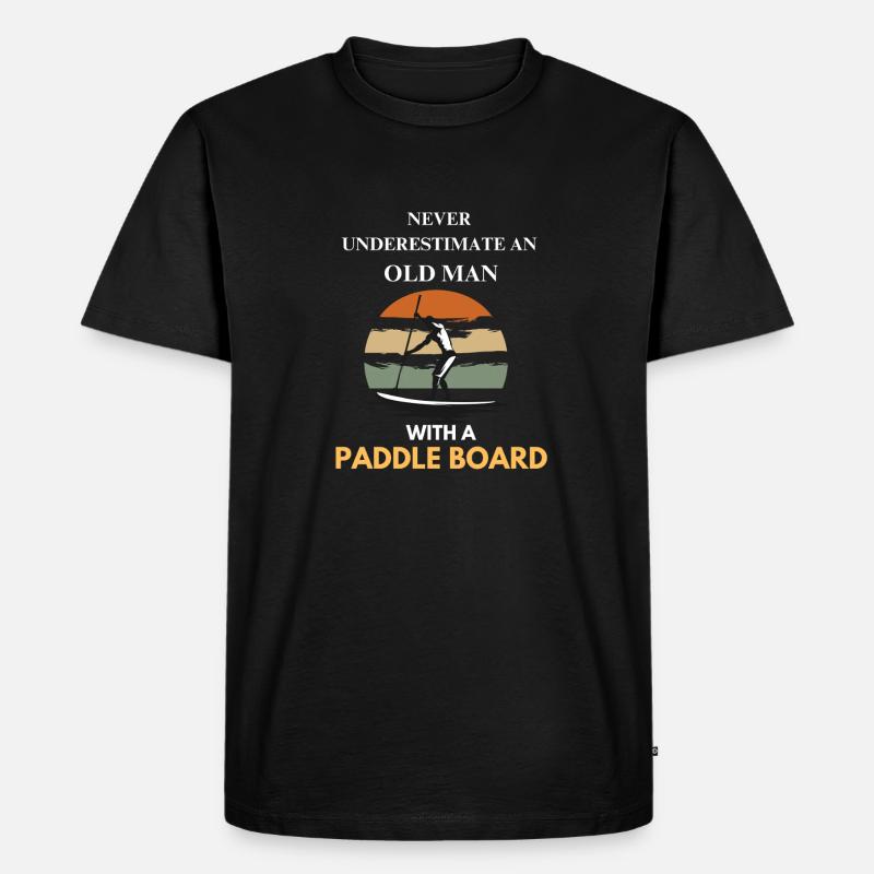 Alter Mann mit einem Paddleboard - Männer Premium Bio T-Shirt - Schwarz