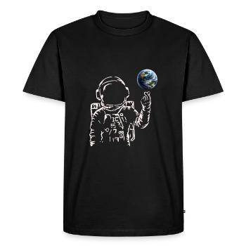 Un astronaute montre son cœur pour la Terre dans l’espace - T-shirt Premium bio Homme - noir - Devant - Nico (187cm)