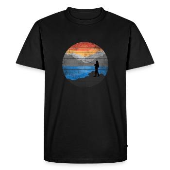 Les pêcheurs pêchent dans le lac avec les montagnes au lever du soleil - T-shirt Premium bio Homme - noir - Devant - Nico (187cm)