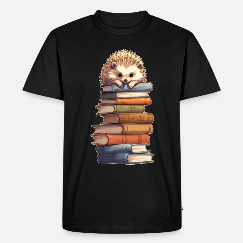 Igel auf Bücherstapel - Männer Premium Bio T-Shirt - Schwarz