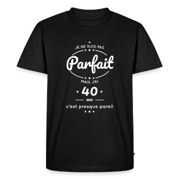 Anniversaire 40 ans - Pas parfait mais 40 ans - T-shirt Premium bio Homme - noir - Devant - Nico (187cm)