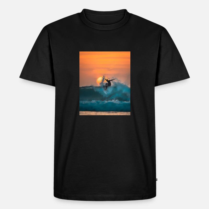 surfer riding on waves - Männer Premium Bio T-Shirt - Schwarz