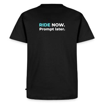 Monte maintenant. Prompt plus tard. – Conception en cyan - T-shirt Premium bio Homme - noir - Dos - Nico (187cm)