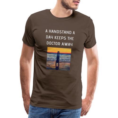 A HANDSTAND A DAY KEEPS THE DOCTOR AWAY weiss - Männer Premium T-Shirt