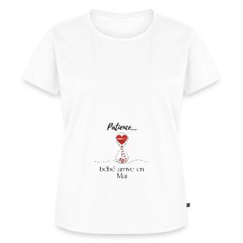Annonce grossesse. Patience bébé arrive en Mai - T-shirt Premium bio Femme - blanc - Devant - AI Model Female 172 dark (172cm)