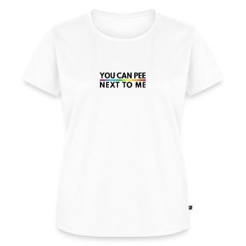 Du kannst neben mir pinkeln LGBTQ-Slogan - Frauen Premium Bio T-Shirt - Weiß - Vorne - AI Model Female 172 dark (172cm)