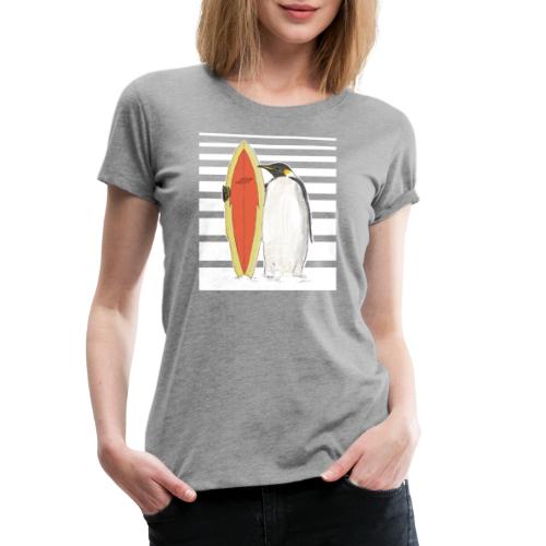 Pingwin z deską surfingową (paski) - Koszulka damska Premium
