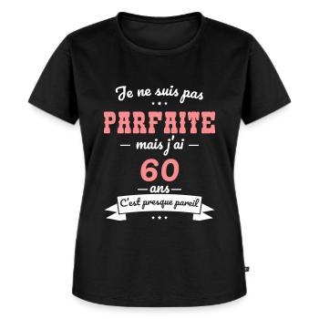 Anniversaire 60 ans - Pas parfaite mais 60 ans - T-shirt Premium bio Femme - noir - Devant - Selfina (174cm)