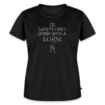 Safety first - drink with a nurse - T shirt Feiern - Frauen Premium Bio T-Shirt - Schwarz - Vorne - Selfina (174cm)