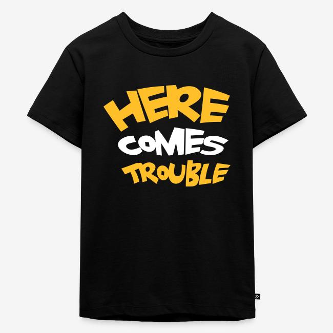 Here Comes Trouble Premium T Skjorte For Barn Kule T Shirts