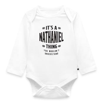 Es ist ein personalisierter Name von Nathaniel Thing - Baby Bio-Langarm-Body - Weiß - Vorne