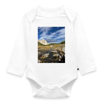 Alpine hut in front of mountain landscape - Organic Longsleeve Baby Bodysuit - white - Front