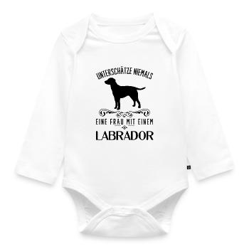Unterschätze niemals eine Frau mit einem Labrador - Baby Bio-Langarm-Body - Weiß - Vorne