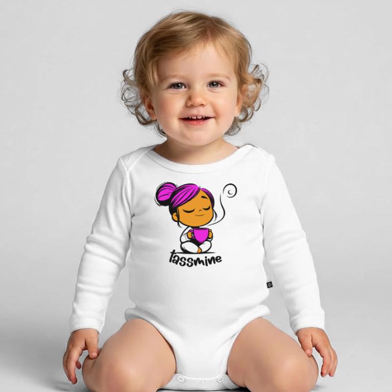 Tassmine enspannt mit einer Tasse Tee oder Kaffee Baby Bio-Langarm-Body