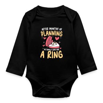 After Months of Planning He Gave Her A Ring - Baby Bio-Langarm-Body - Schwarz - Vorne