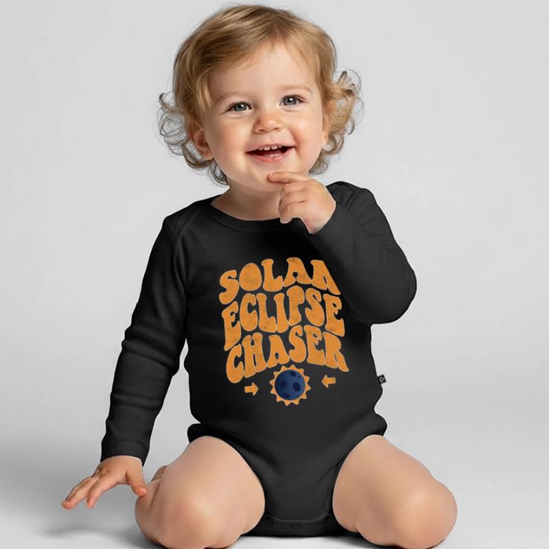 Solar eclipse chaser Organic Longsleeve Baby Bodysuit