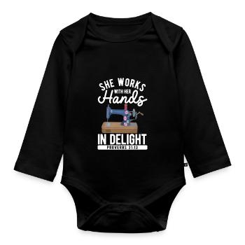 She works with her hands in joy sayings - Organic Longsleeve Baby Bodysuit - black - Front