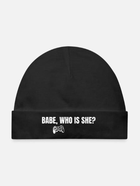 Babe Who Is She Gamer Spruch - Baby Premium Organic Mütze - Schwarz
