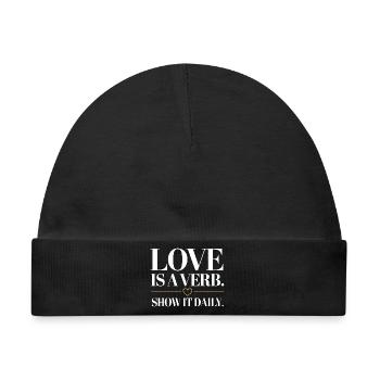 Love Is A Verb. Show It Daily. Romantischer Spruch - Baby Premium Organic Mütze - Schwarz - Vorne